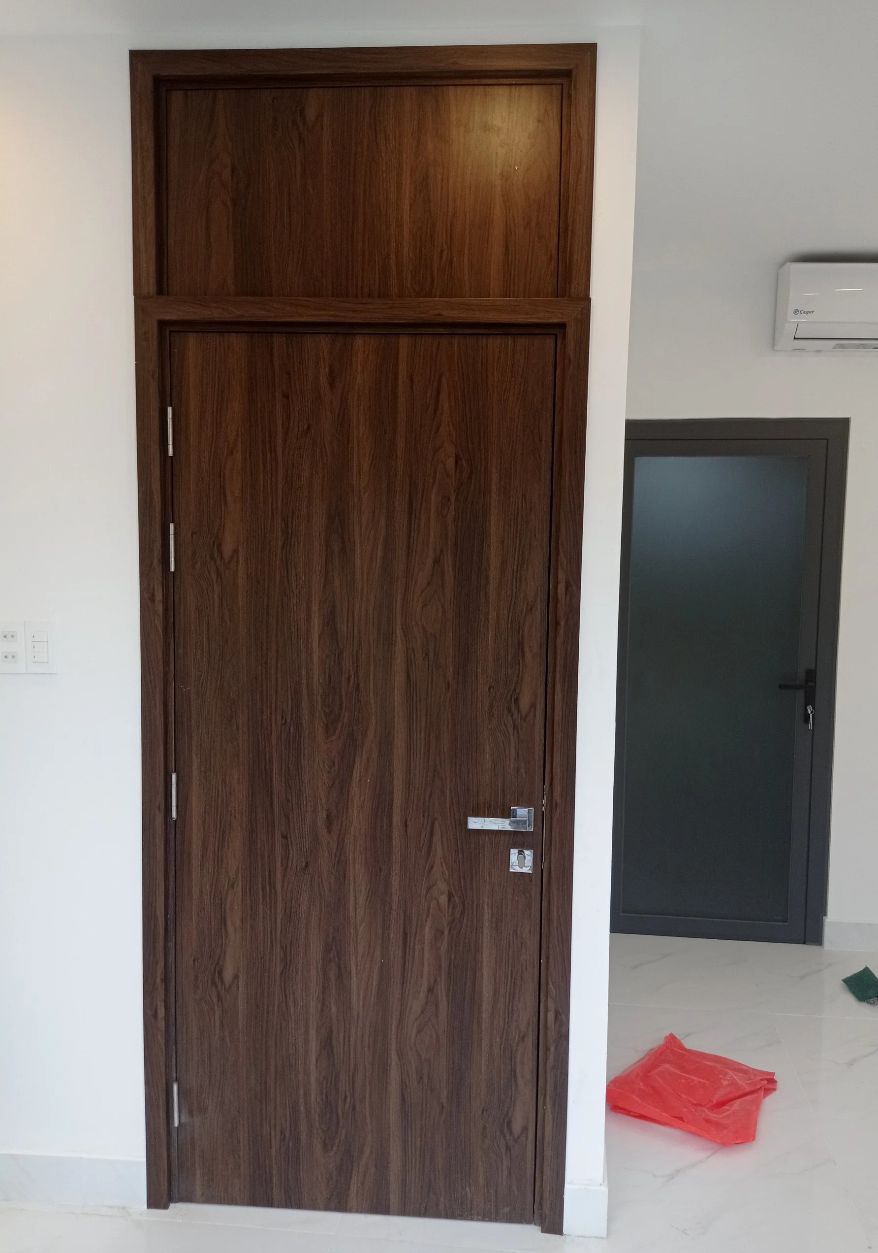 cửa nhựa composite phủ da